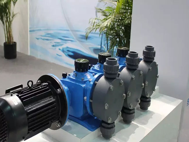 多头大流量机械隔膜泵在市政水处理行业的应用